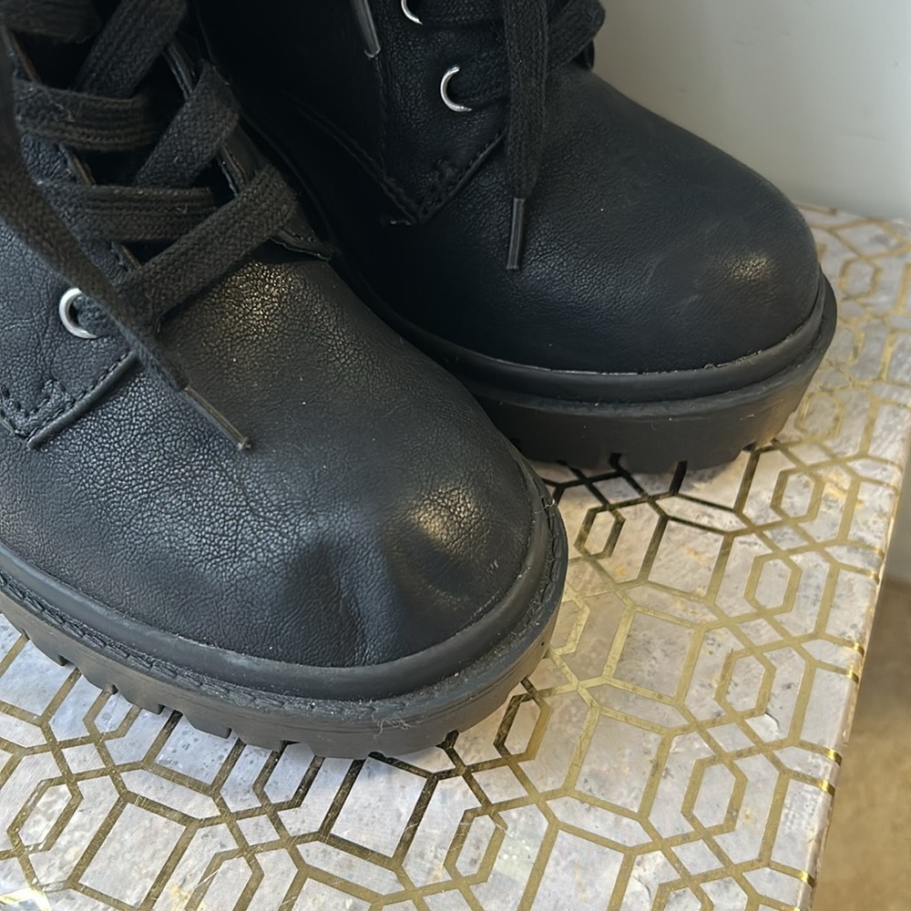 Torrid Sweater Detail Heeled Hiker Booties Women's size 6WW - Picture 4 of 9